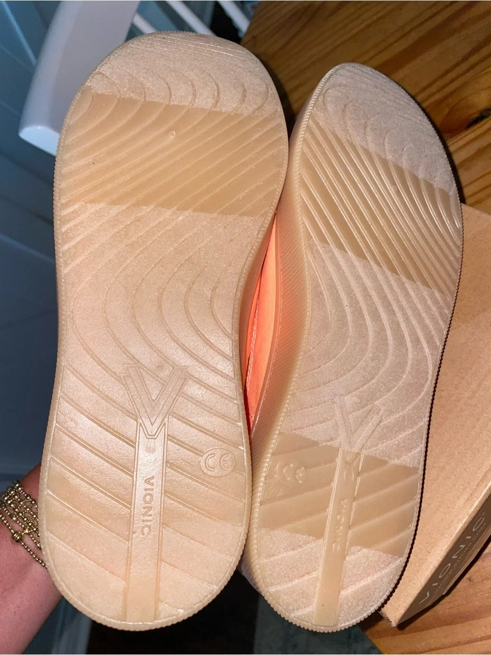 Vionic Women's Beach Cyan Slip On Sneaker In shell coral Sz 10M NWB